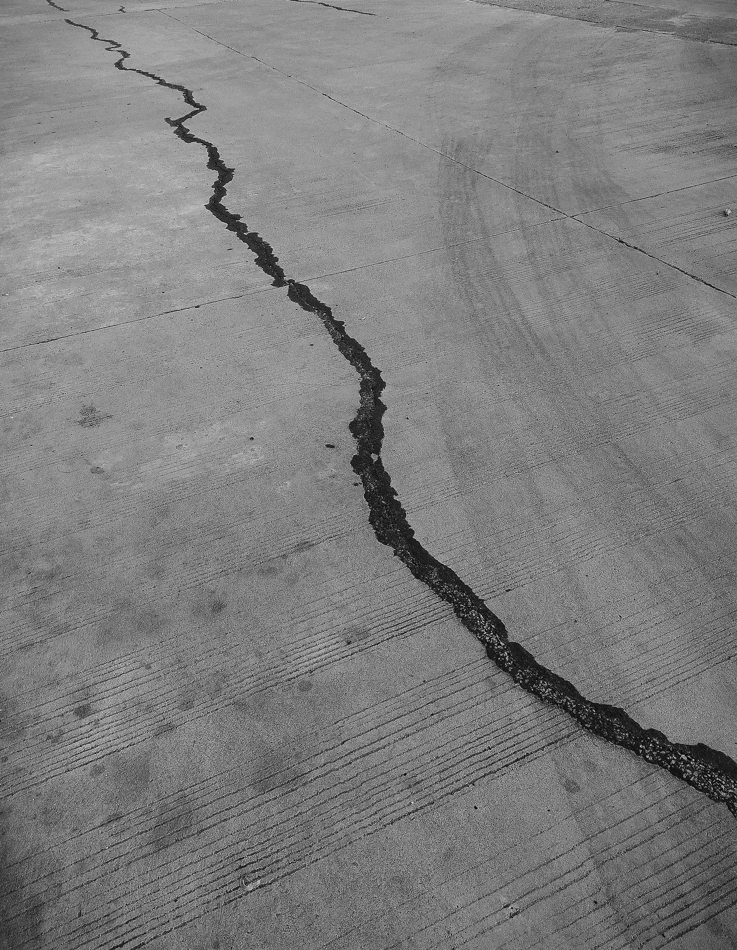 갈라진 땅 - Cracked Ground